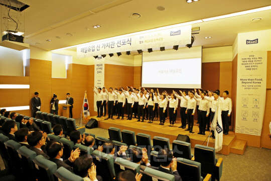 15일 전북 고창군 매일유업 상하공장에서 열린 신가치관 선포식에서 신입사원들이 사가를 합창하고 있다. 매일유업 제공